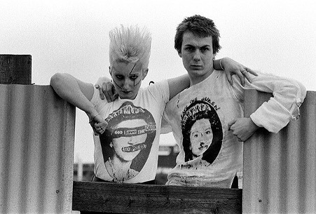 Fotograf Simon Barker a model Jordan v tričkách módní návrhářky Vivienne Westwood